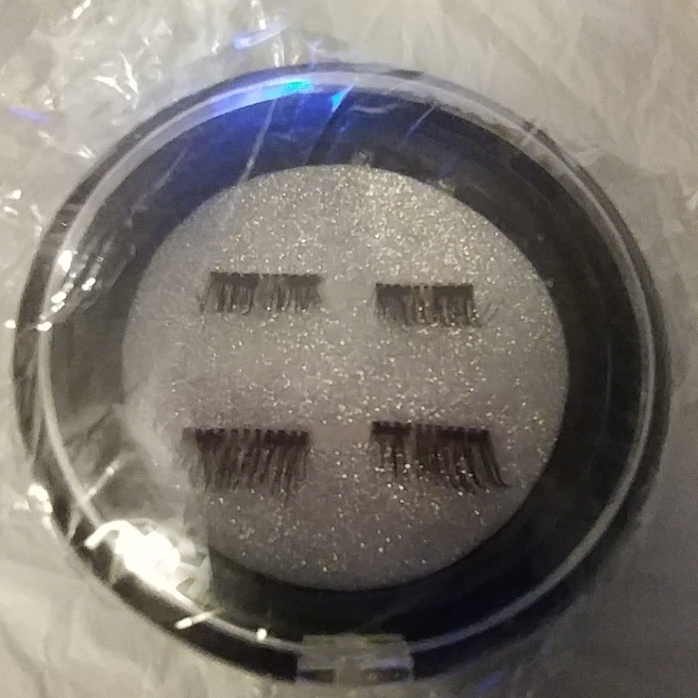 MAGNETIC EYELASHES - Picture 2 of 2